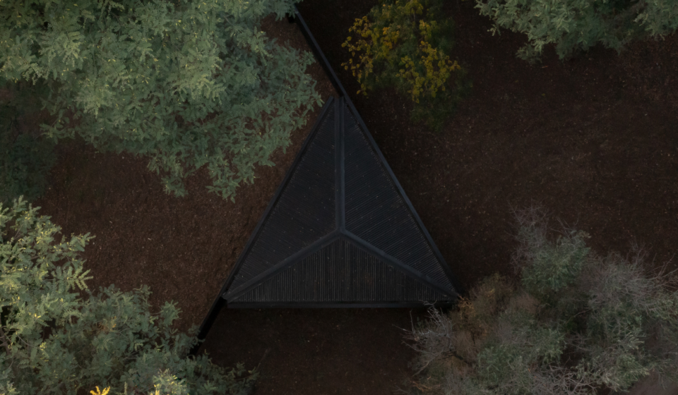 Pabellón Archipiélago<br />
Un espacio de exhibición diseñado por Alarcia Ferrer Arquitectos, en una estancia histórica en Ascochinga, Córdoba, Argentina.