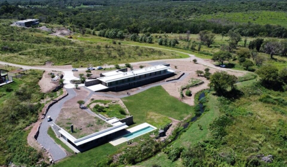 En Córdoba, lotes y casas de autor con sierras, golf y polo