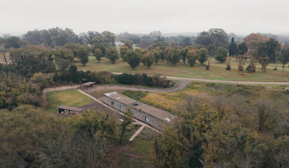 Una casa en Córdoba que conecta arquitectura contemporánea con paisajes históricos y una estancia de leyenda